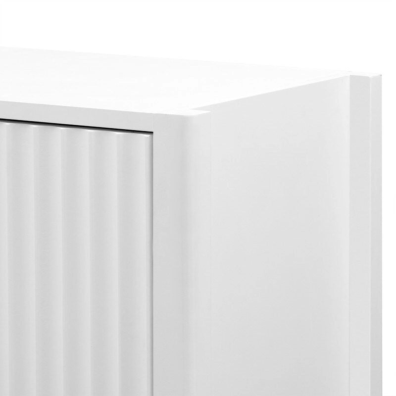 3-türiger Aufbewahrungsschrank mit Metallgriffen